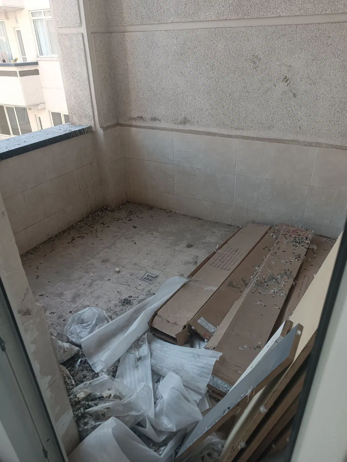 ۱۱۲ متر نوساز طبقه ۸ سالن پرده خور ۲ بالکن