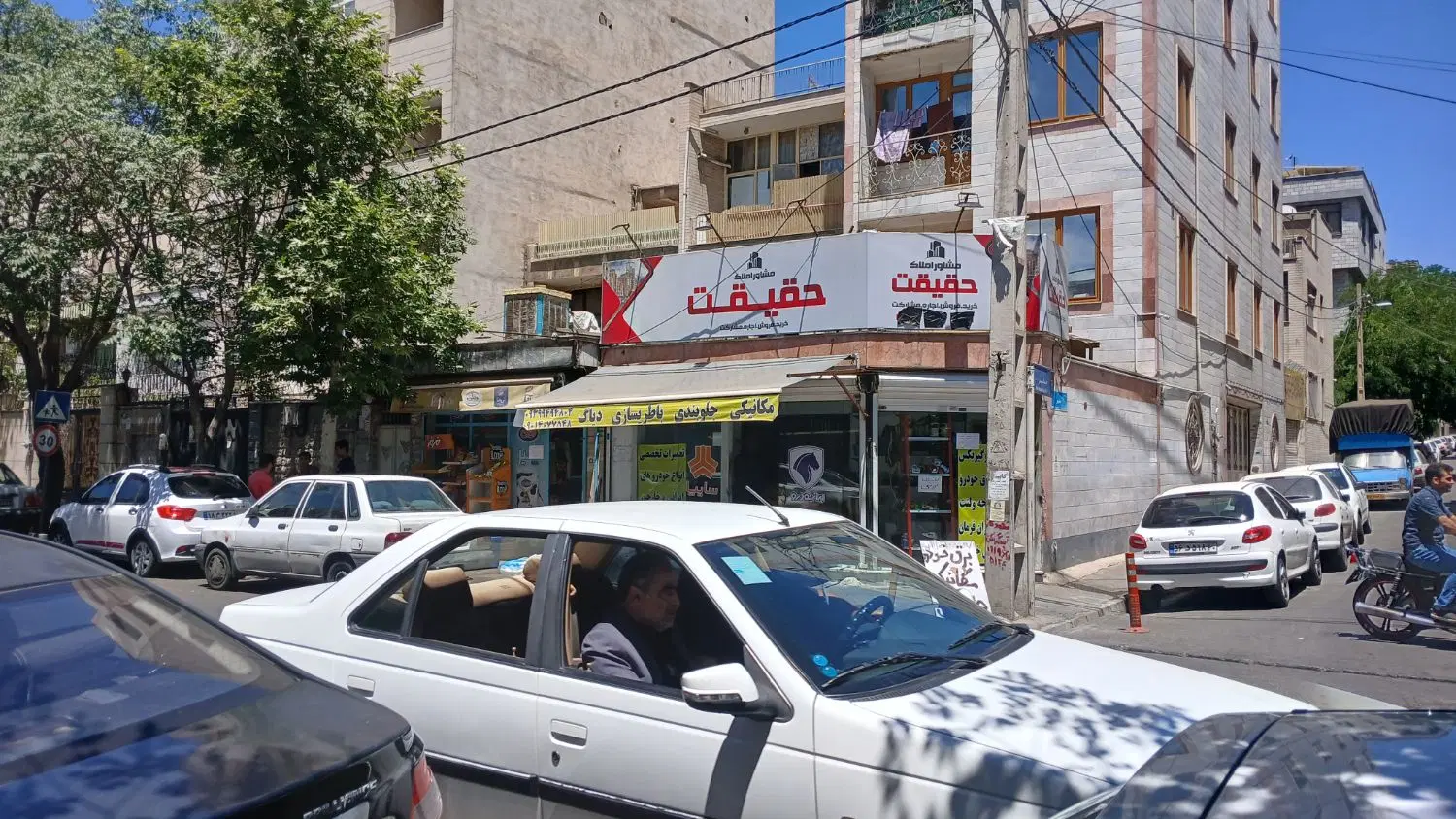 مغازه تجاری فروشی ۱۳ متر فول  قیمت مناسب
