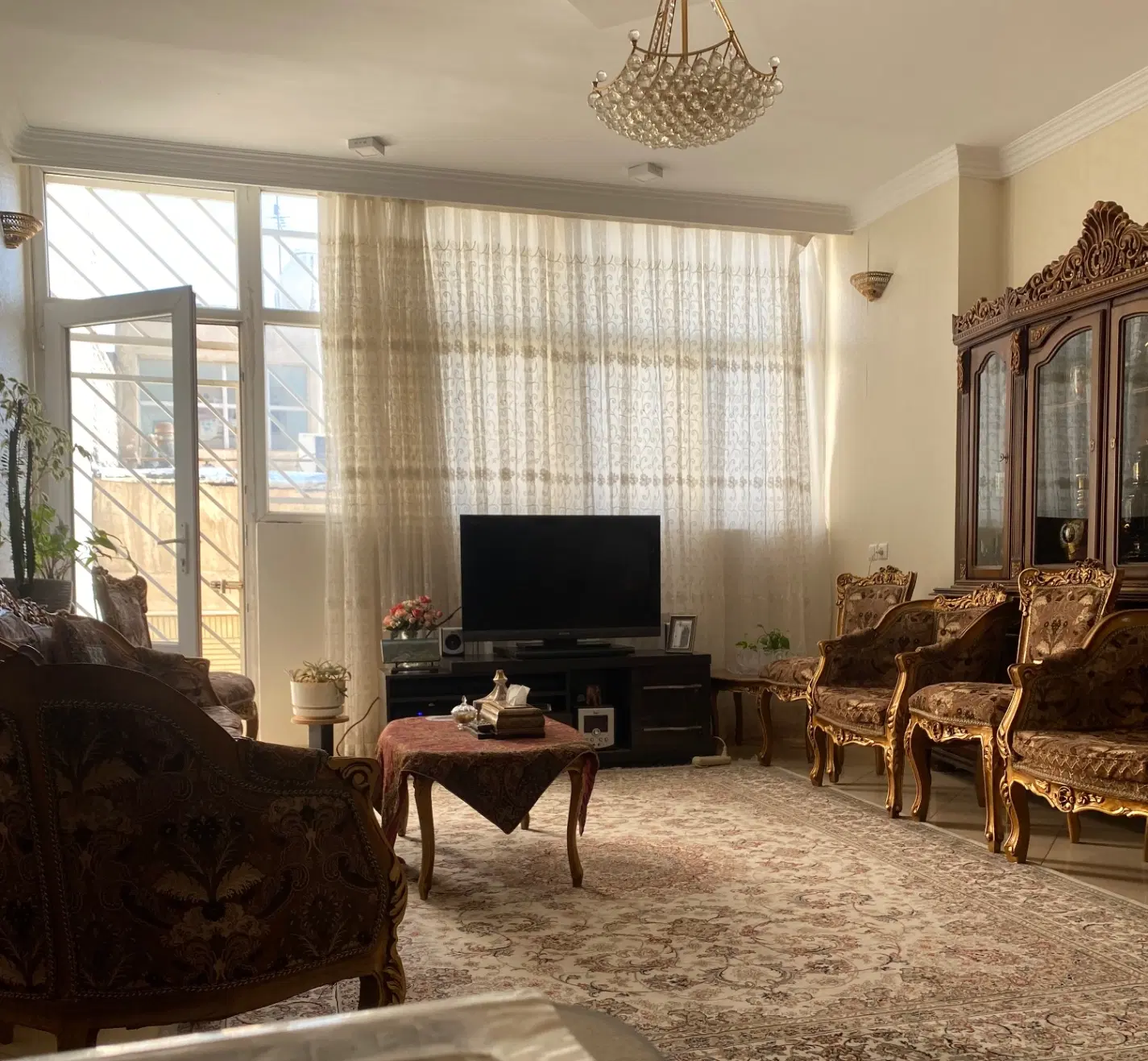 منزل ۲ طبقه ویلایی ،نزدیک خیابان ادیب