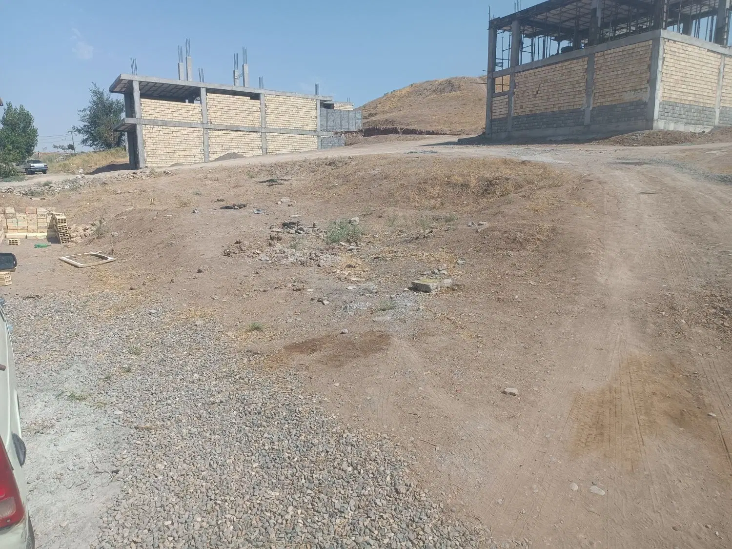 زمین در پشت پدیده داخل محدوده