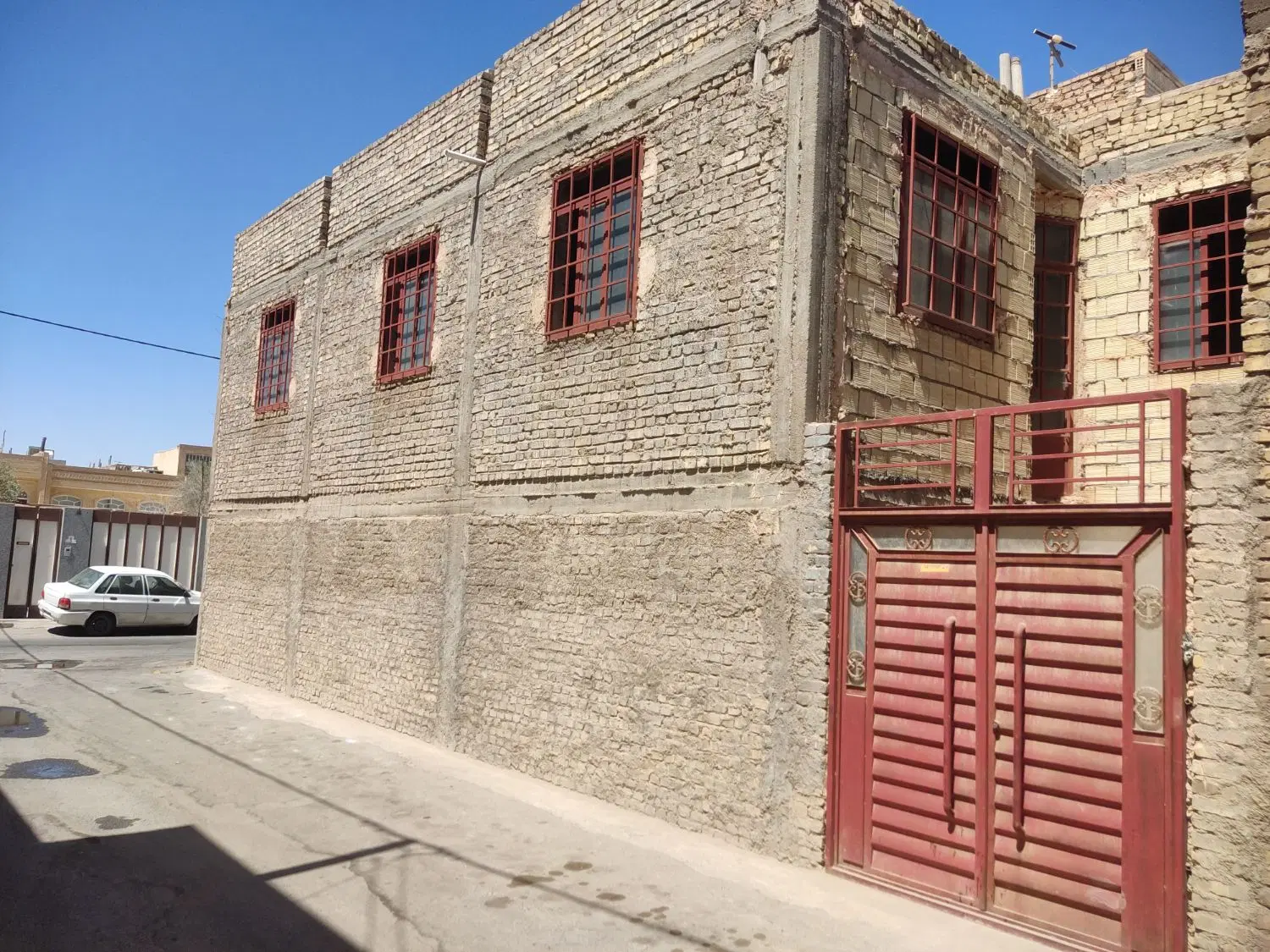 خانه نیمه ساز 99 متری آزادشهر فلکه اول