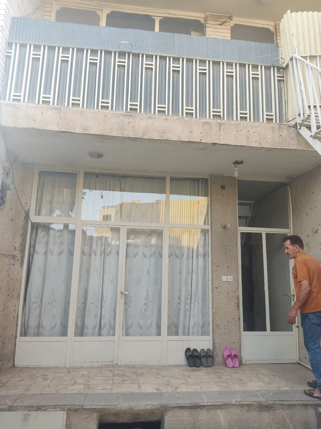ویلایی دوطبقه با یک مغازه