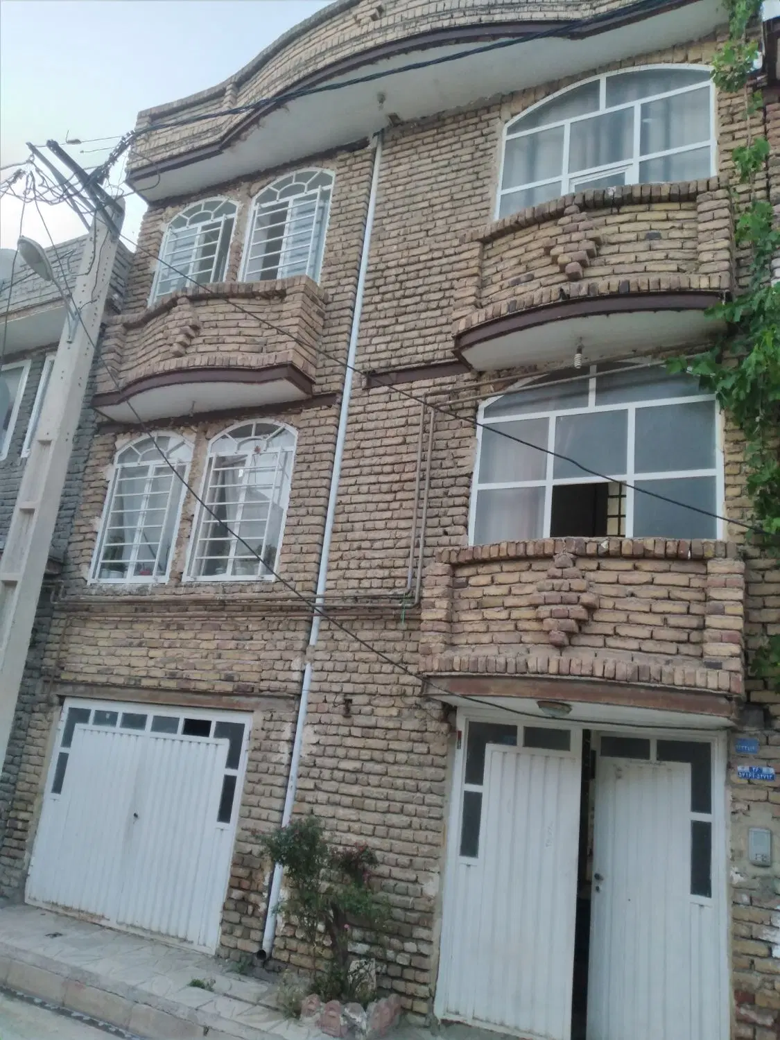 خانه اجاره ای به متراژ۹۰ متری (ورودی مشترک) طبقه ۲