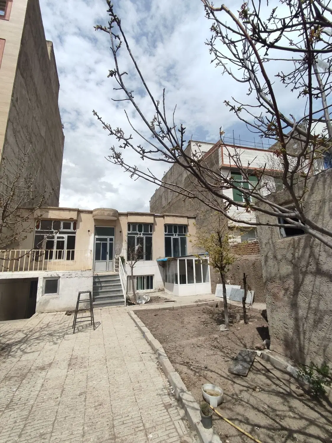 ویلایی۲کله۲۶۵متر بر۱۰کوچه۱۰متر تهاتربا واحد سنددار