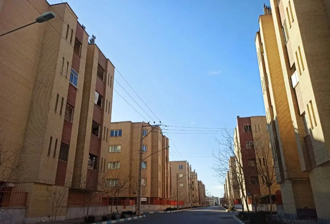 با ۱۶۰۰ در  مجلسی صاحب خانه شوید