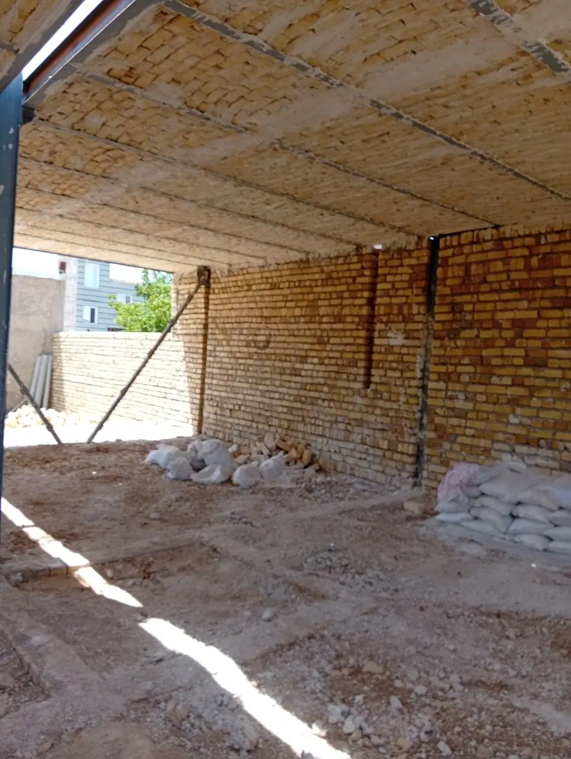 خانه مسکونی، نیمه کاره