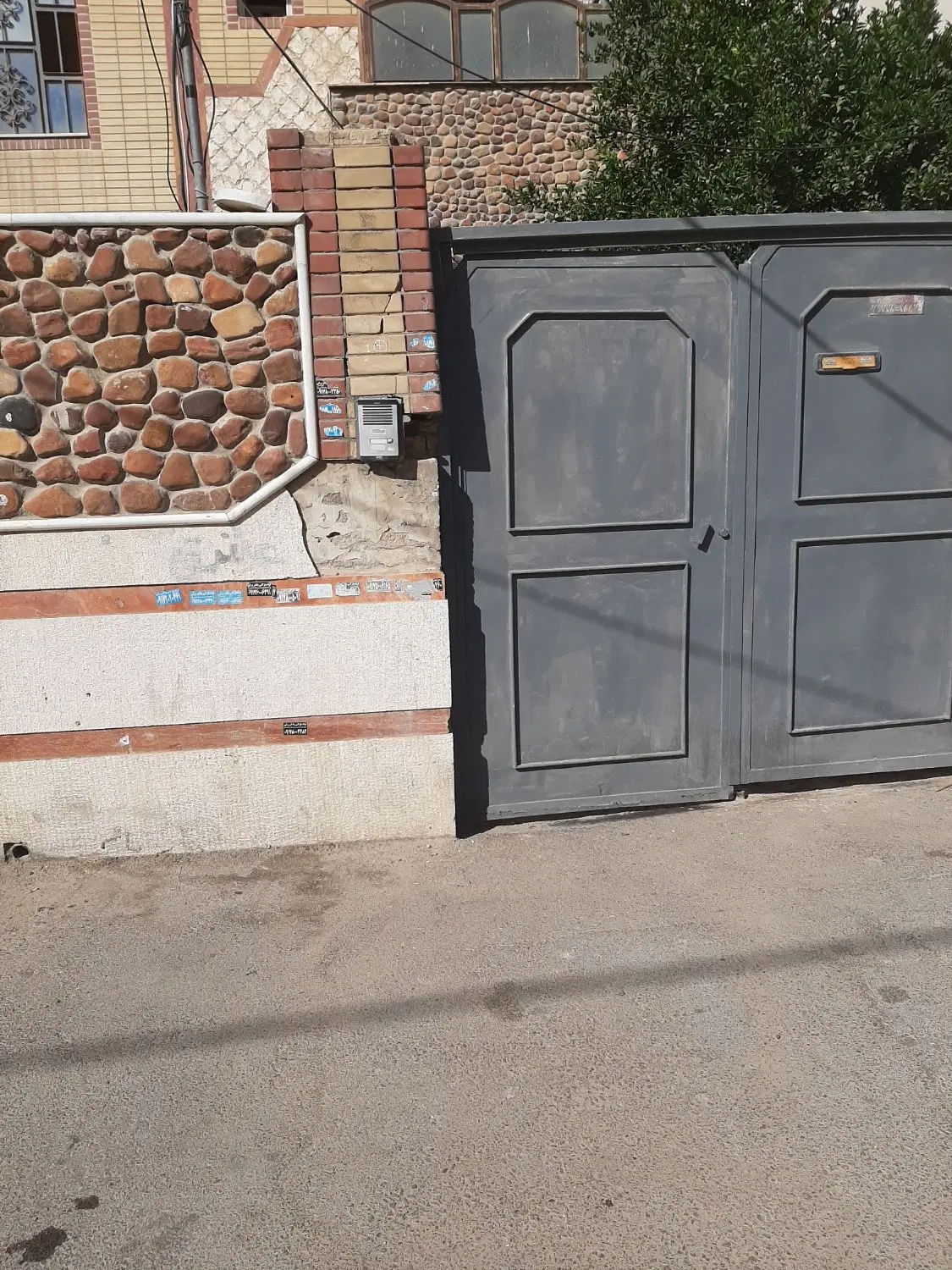 خانه همکف درب حیاط