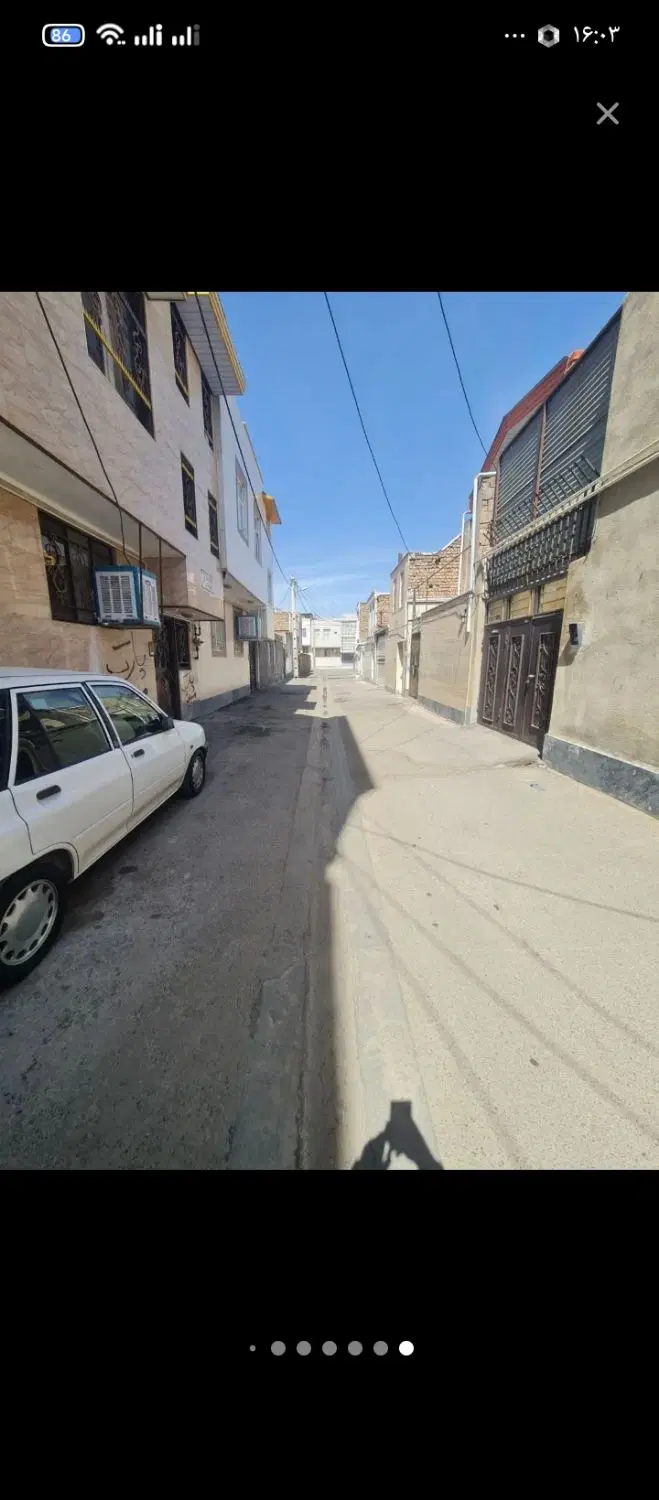 یک خانه ویلایی دوطبقه