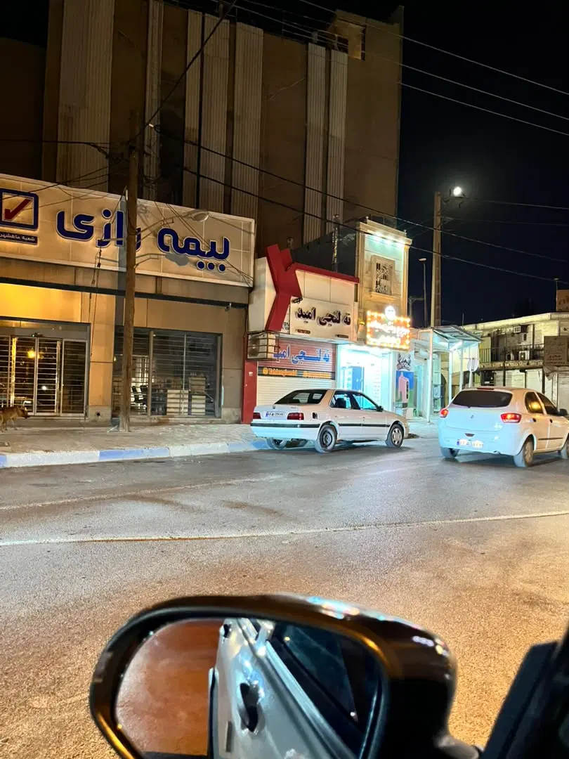 مغازه تجاری بر خیابان اصلی ناحیه صنعتی