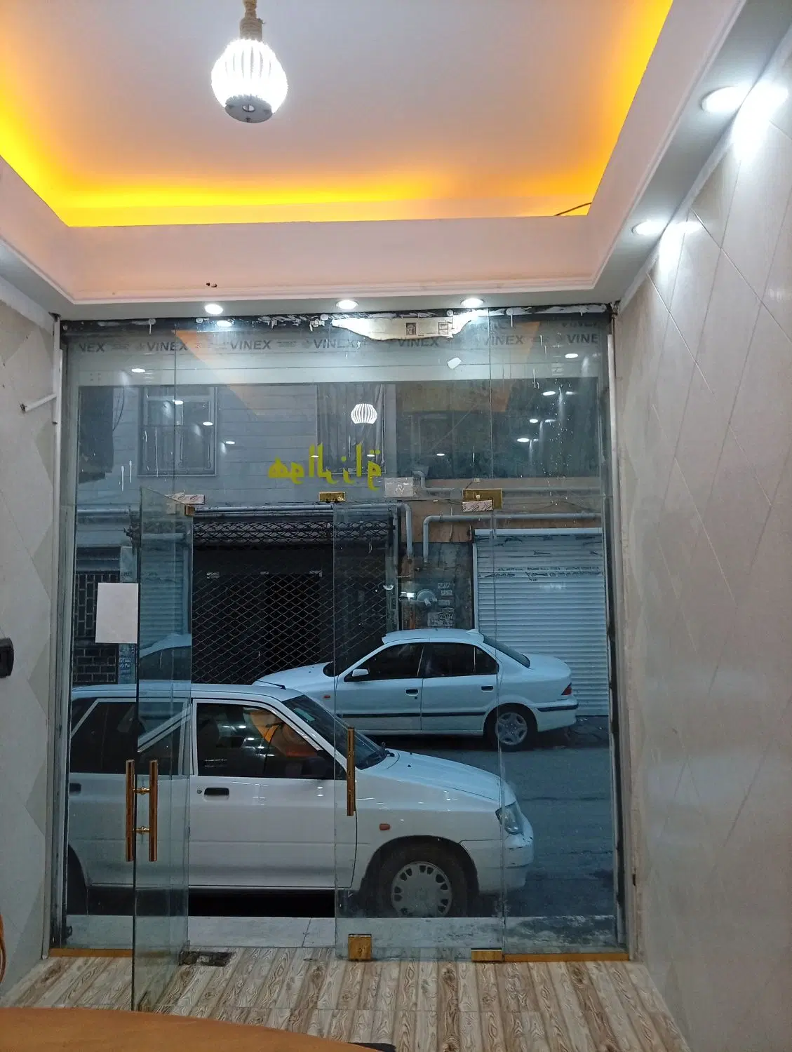 مغازه ۴۷متری با ۲۵متربالکن و سرویس و آشپزخانه