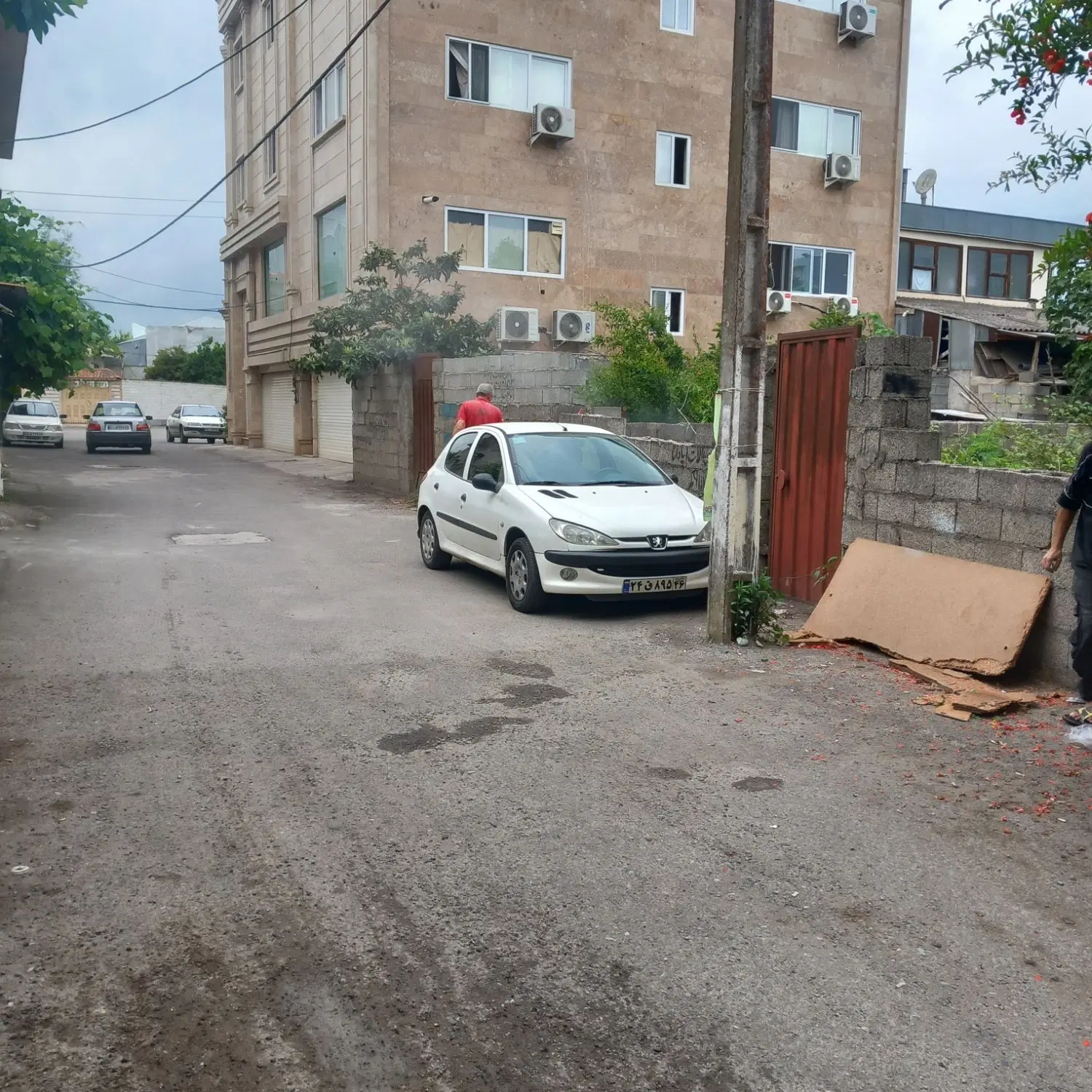 زمین دوردیوار پستک