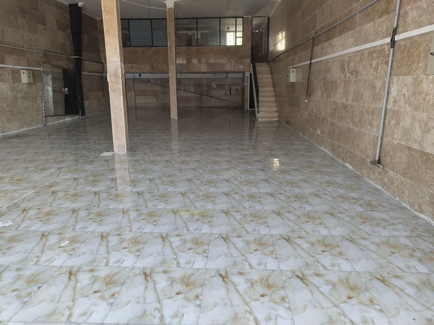 مغازه به متراژ 240متر مربع  بر خیابان رسول اکرم