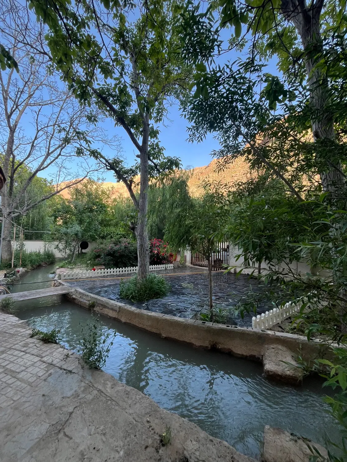 باغ شهرکی کنار رودخانه