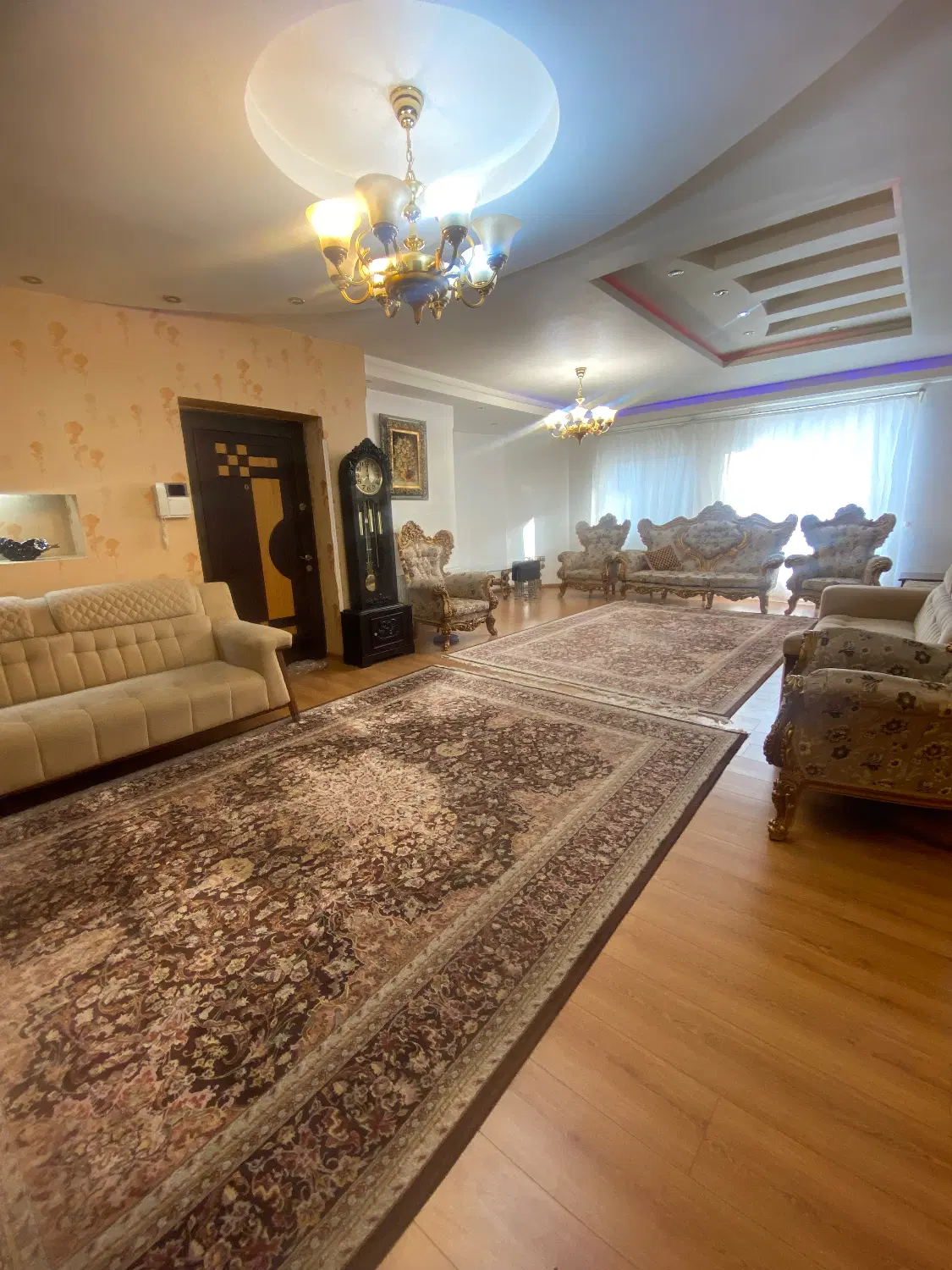 واحد ۱۶۵ متر ۳خواب آسانسور دار دارای ۲عدد پارکینگ