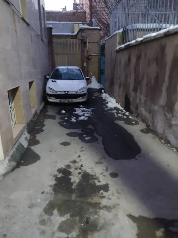 ملک مستقل ، غرق نور ، مرکز شهر