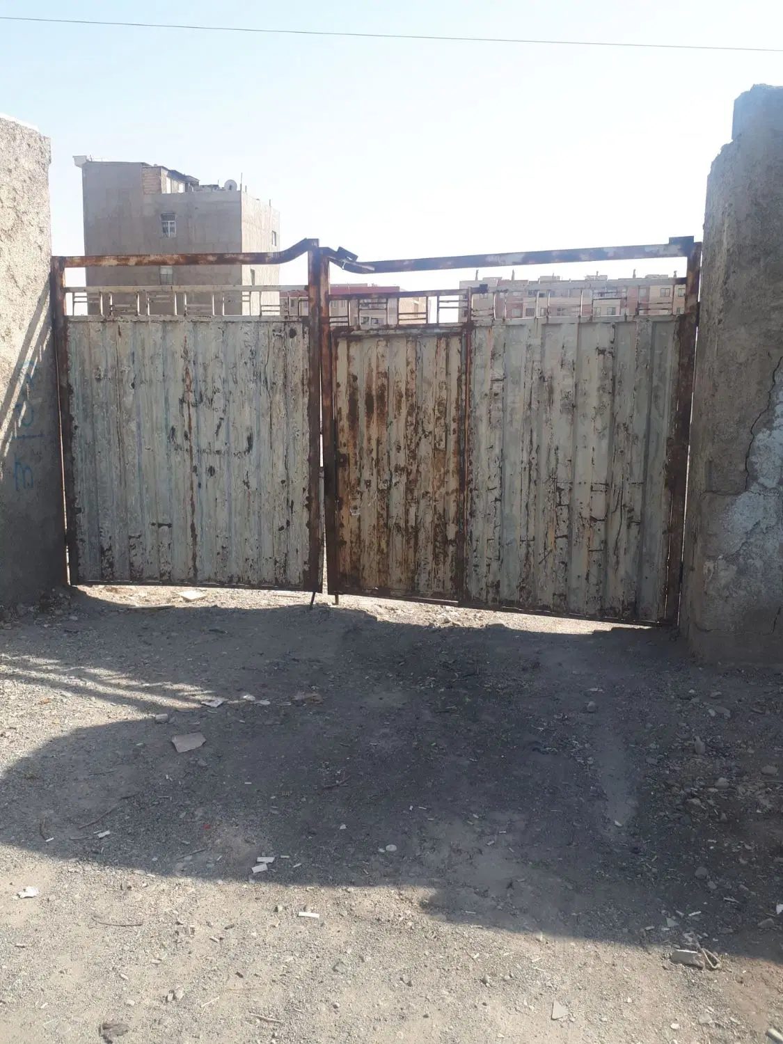 زمین چهار دیوار ی