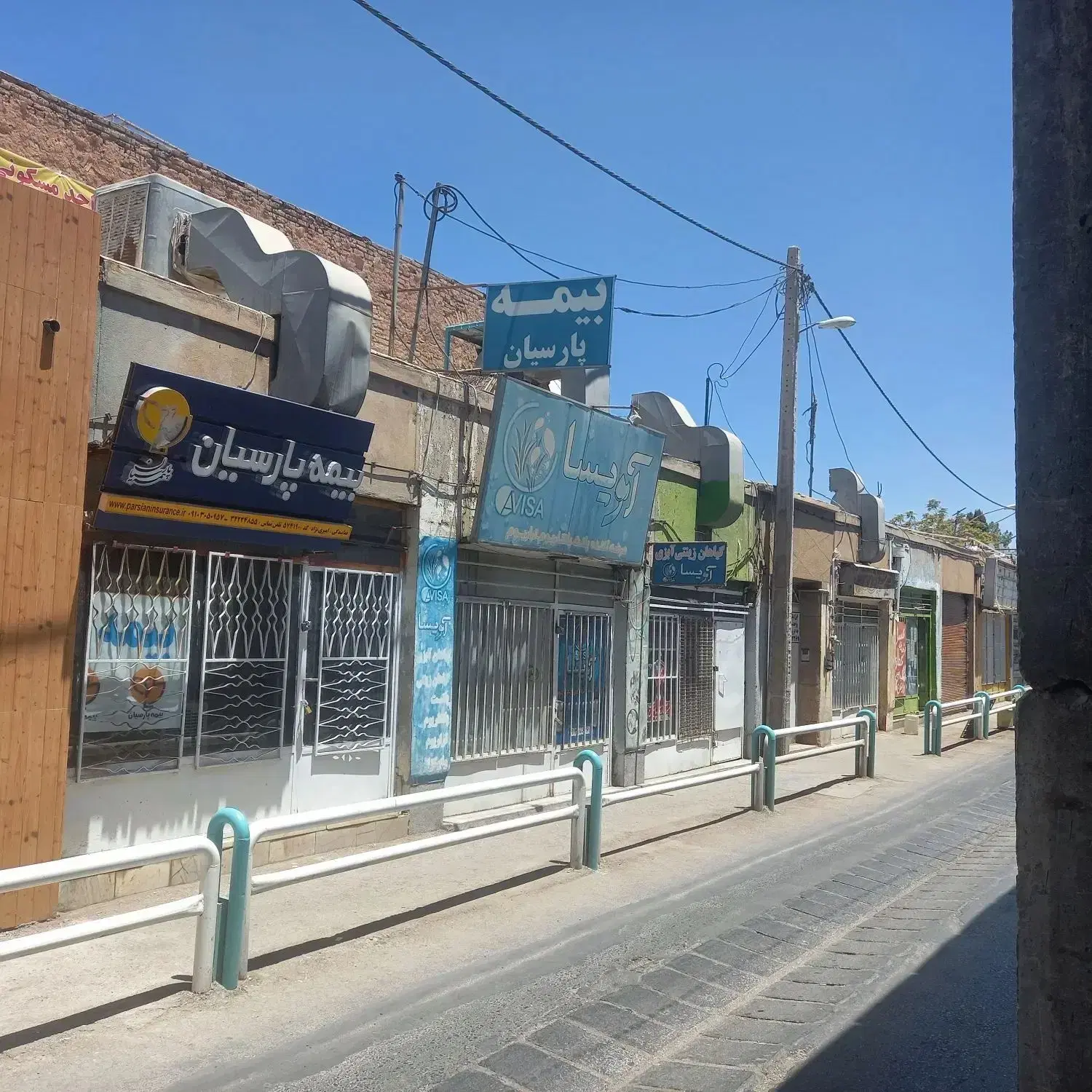 ۶ دهنه مغازه ۱۴۵_۲۵ متر مربع ومسکونی ۳۰۷ متر مربع