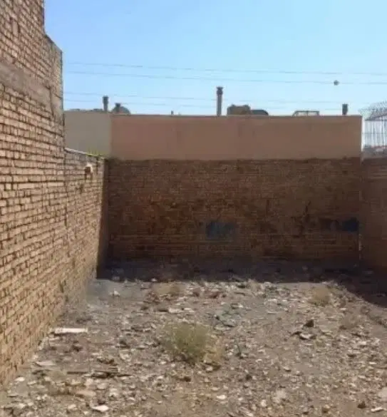 یک قواره زمین دو طرف راه