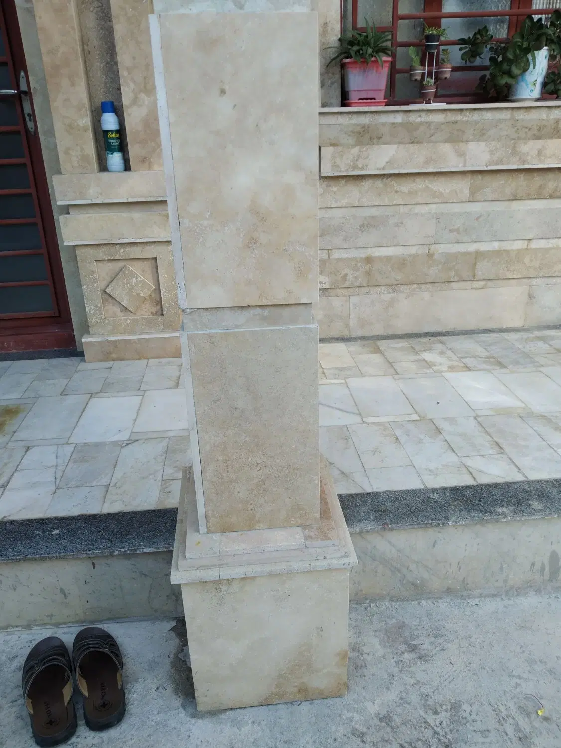خانه ویلایی دو طبقه هست طبقه همکف اجاره داده میشود