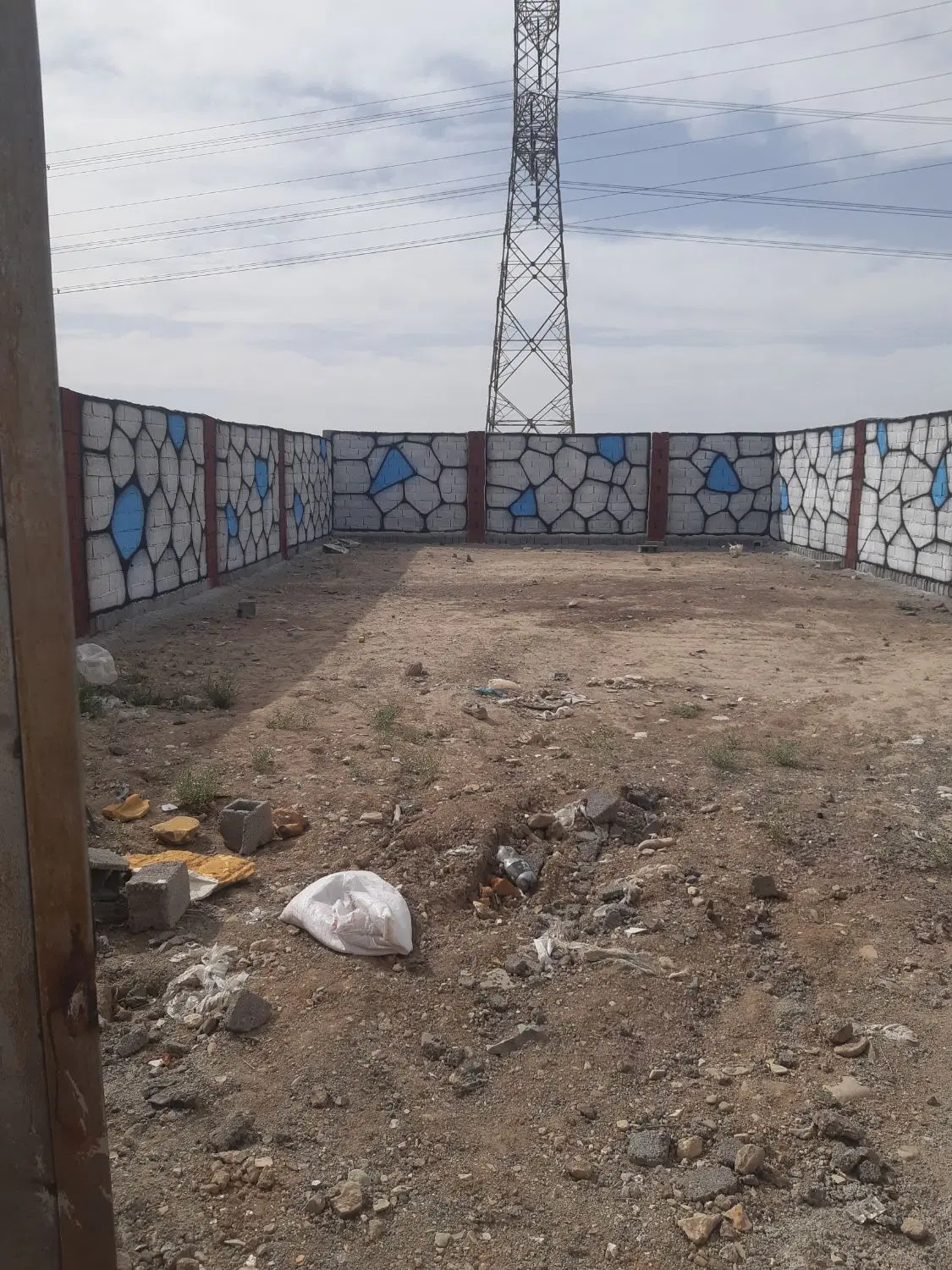 زمین چهاردیواری باغچه ۲۱۵متری دارای سند تک برگ