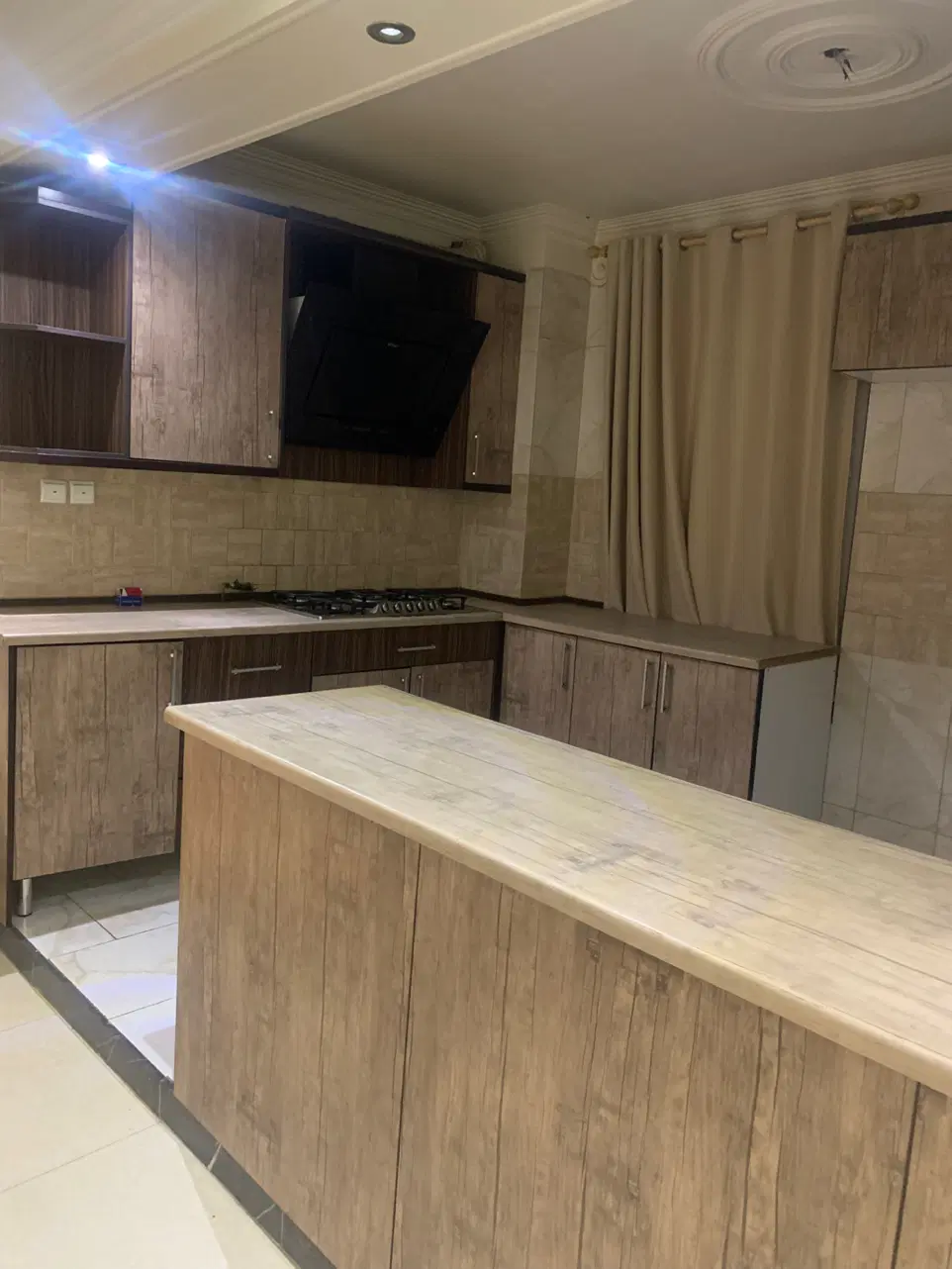 ۸۵ متر فول امکانات دو قدمی خیابان ولیعصر