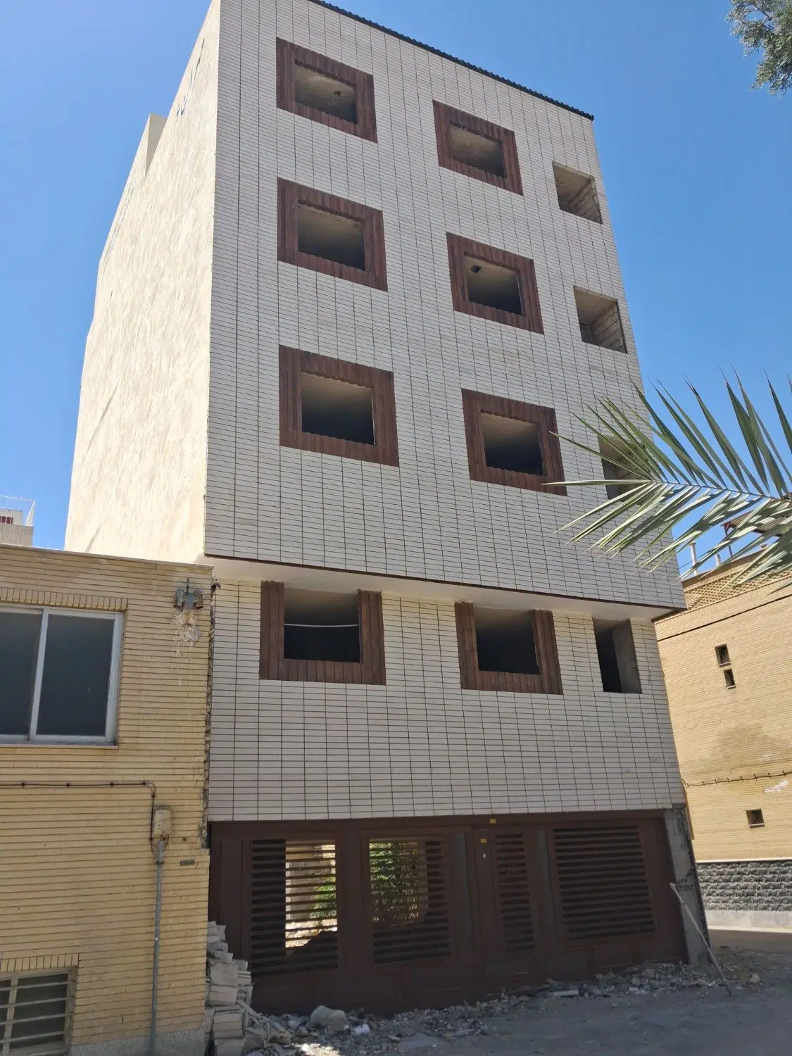 ساختمان چهارواحدی نیمه کاره