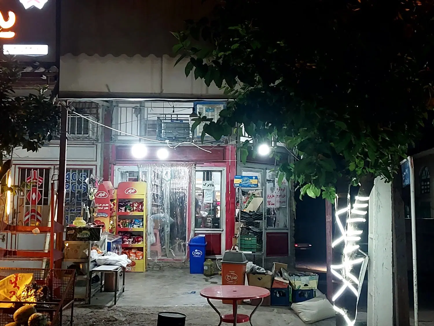مغازه فروشی بر جاده بین اصلی