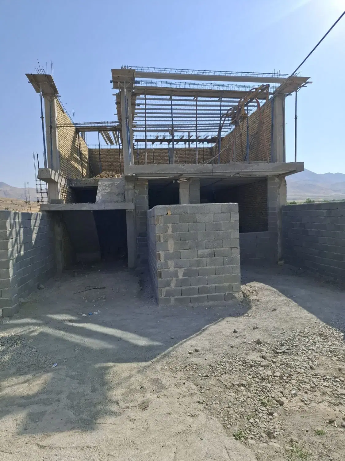 خانه نیمه کاره در شیروانه