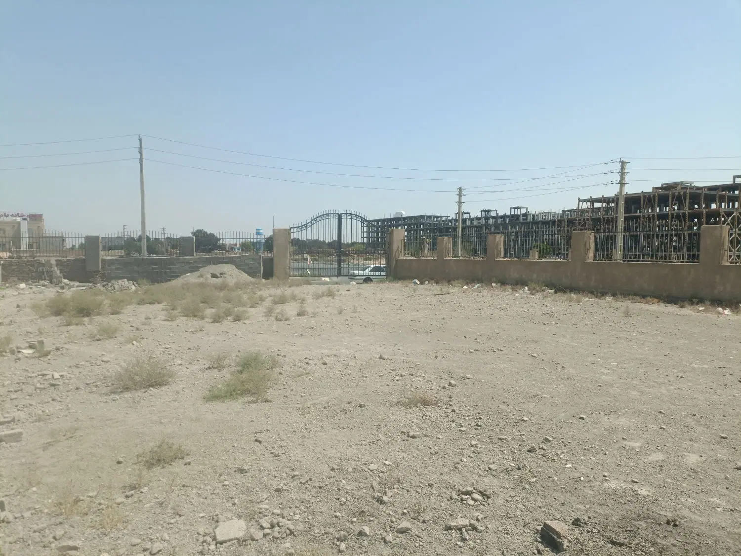 ۲۰۰متر سالن با محوطه برق ۳ فاز