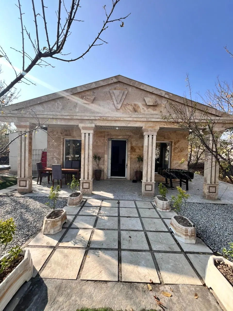 عمارت ویهان استخر سرپوشیده