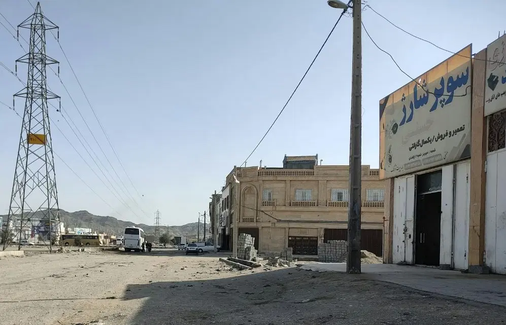 فروش  سه باب مغازه تجاری همراه باکارگاه تجاری