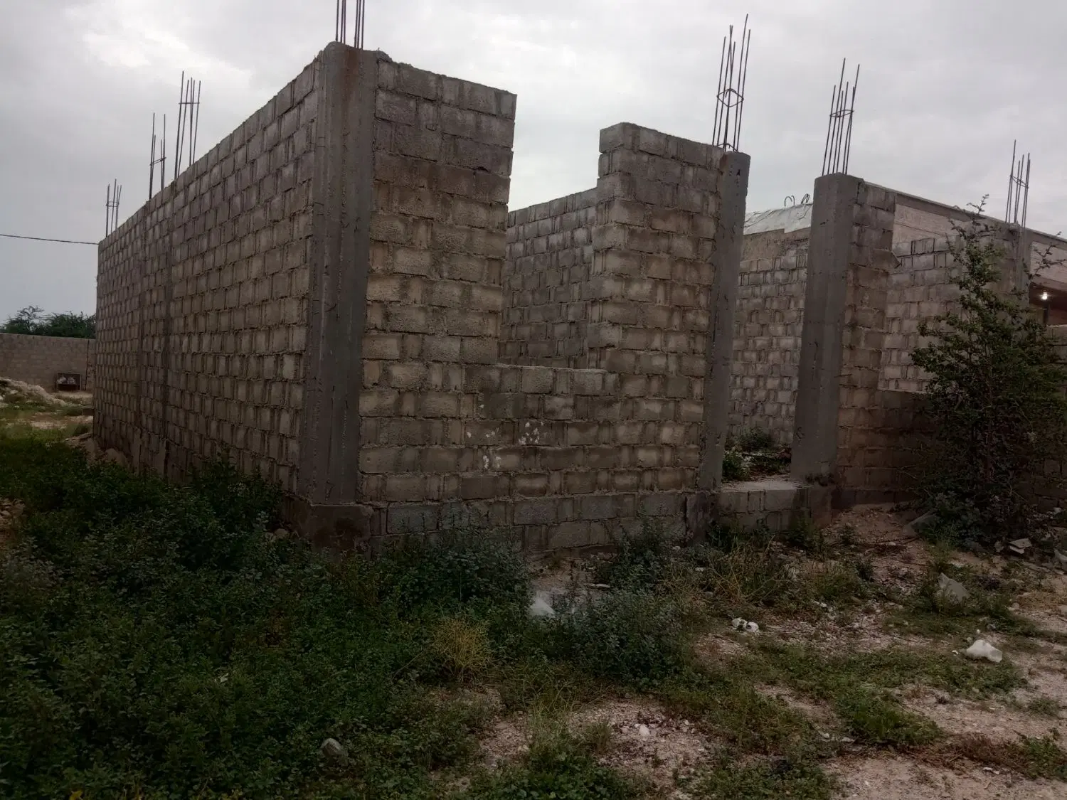 زمین و خانه نیمه ساخت