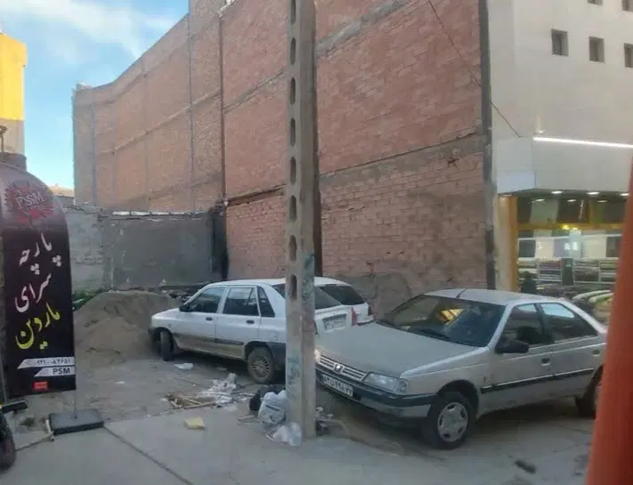 زمین تجاری به متراژی 120 متر دهنه 8