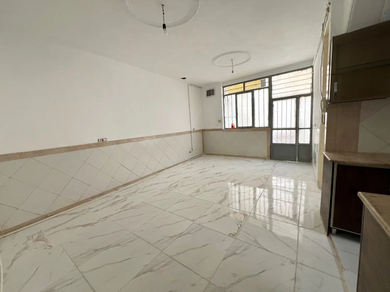 خانه ویلایی حیاط دار همکف دو نبش