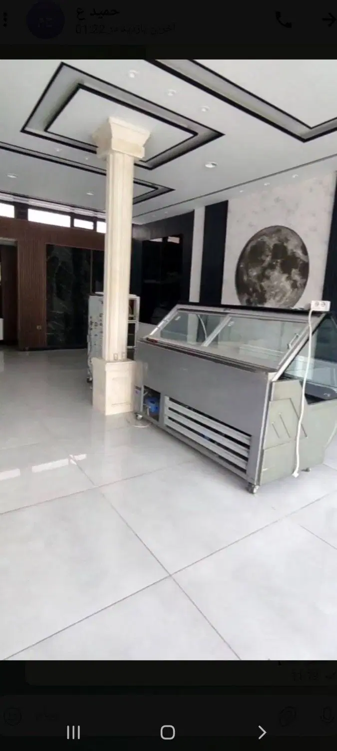مغازه سه دهنه بر خیابان. بند