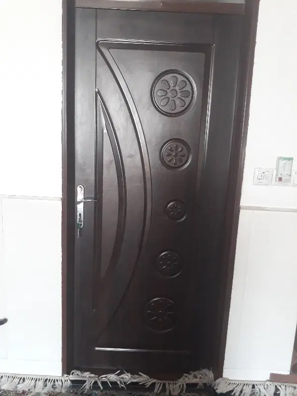 خانه ای هم کف راه جدا