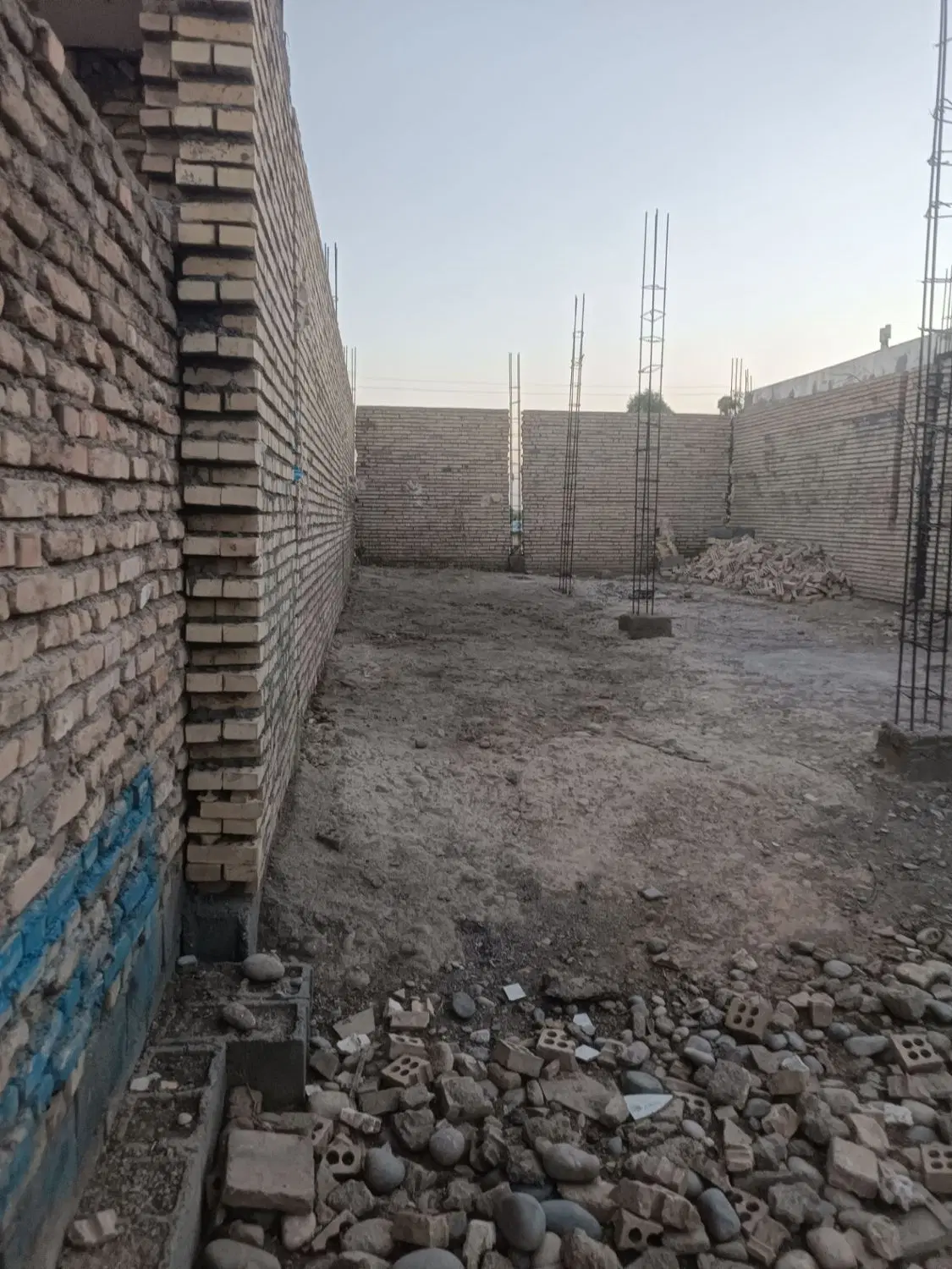 زمین۱۶۰ متری با چهار دیواری کامل