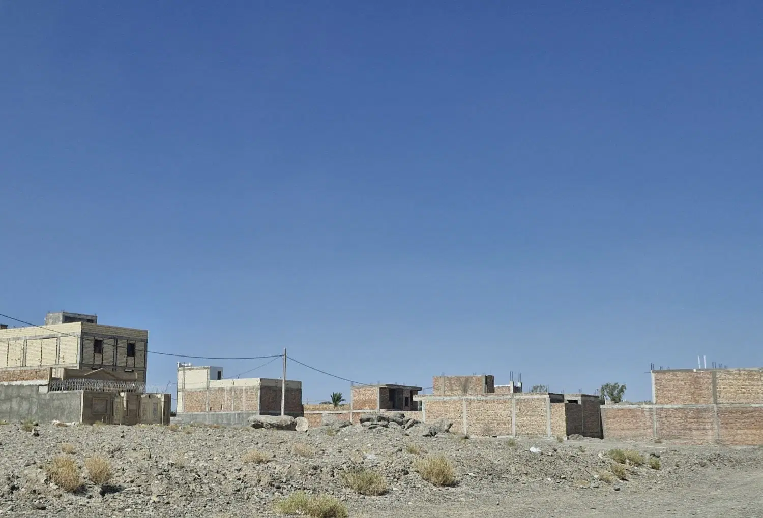 زمین روبروی استخر