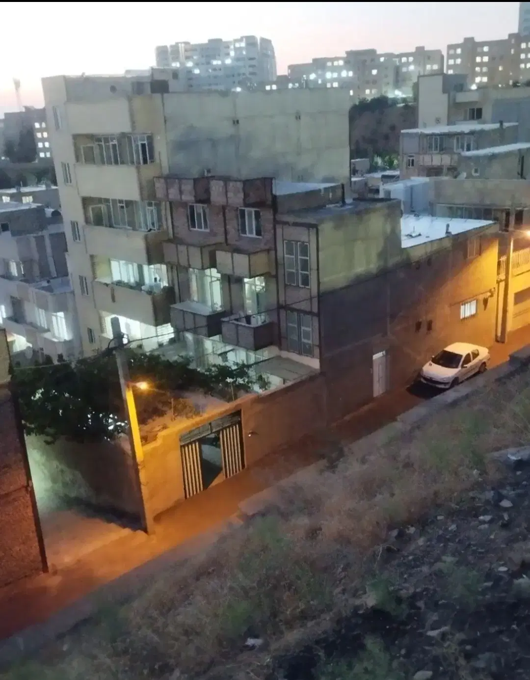 حیاط دوطبقه ۲۱۰ متر بهار ارم منجم کد ۸۲۷۵