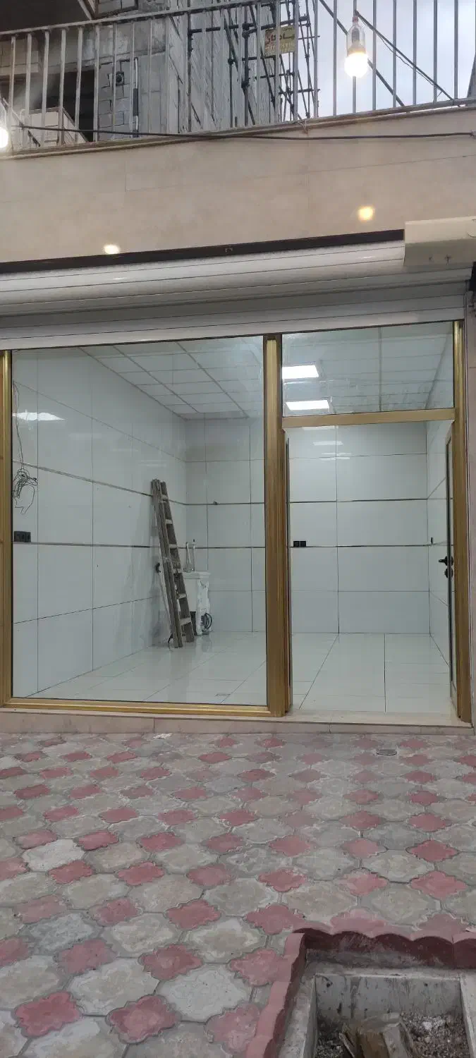 مغازه تازه ساخت بر خیابان اصلی شهرک ارم