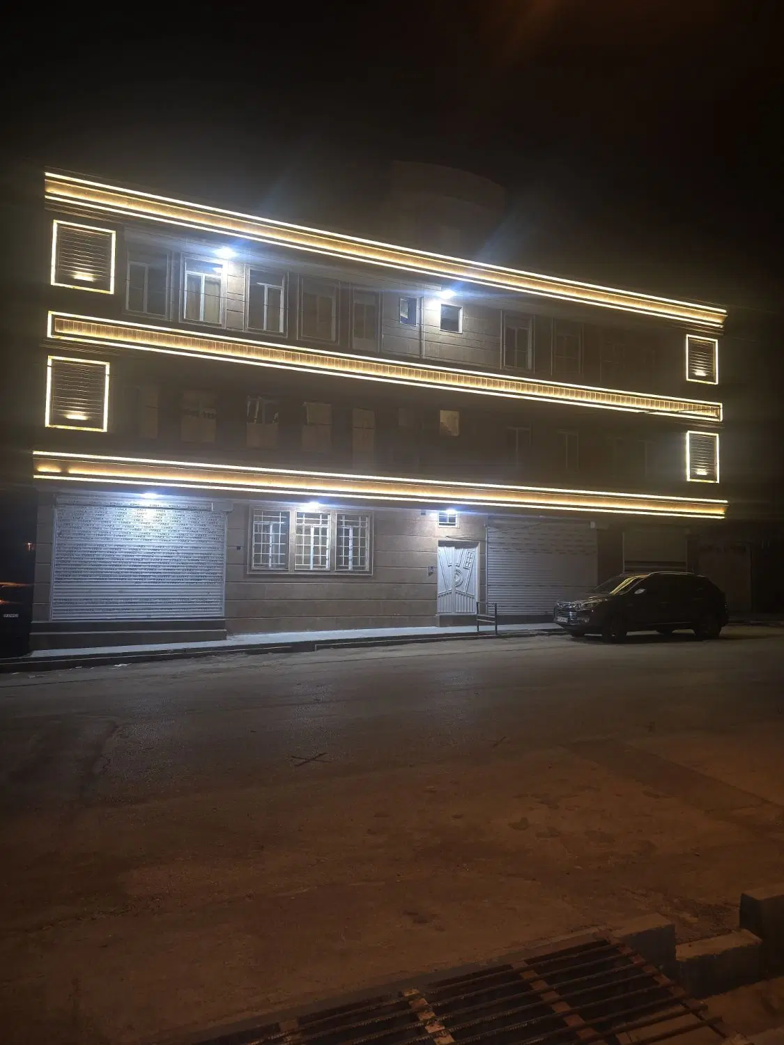 ساختمان شهرک شاهد برخیابان گوزلی
