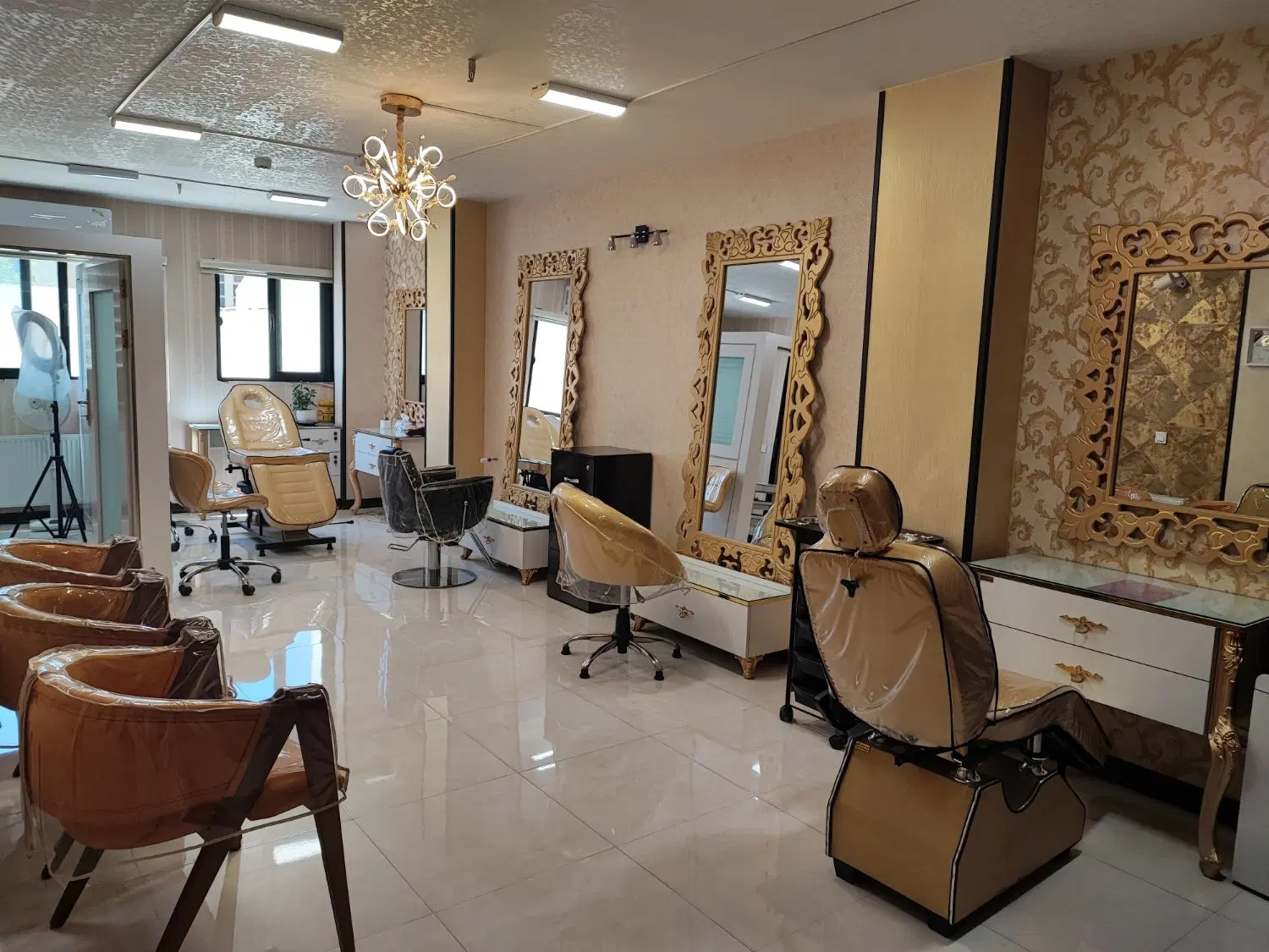 اجاره صندلی آرایشگاه در خیابان رودکی