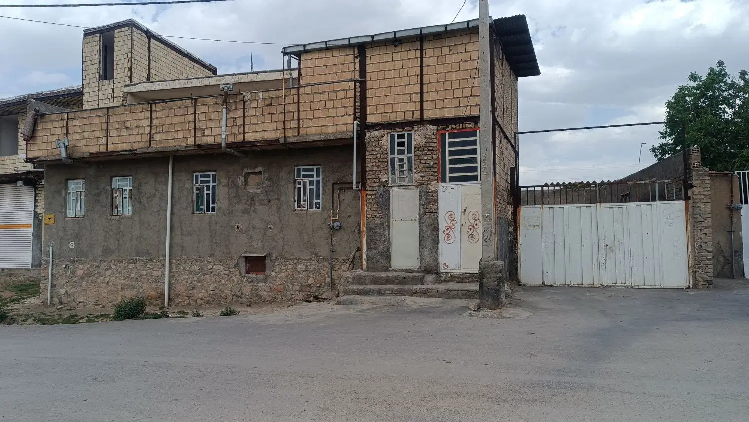 ساختمان مسکونی روستای گیر چان کمالوند