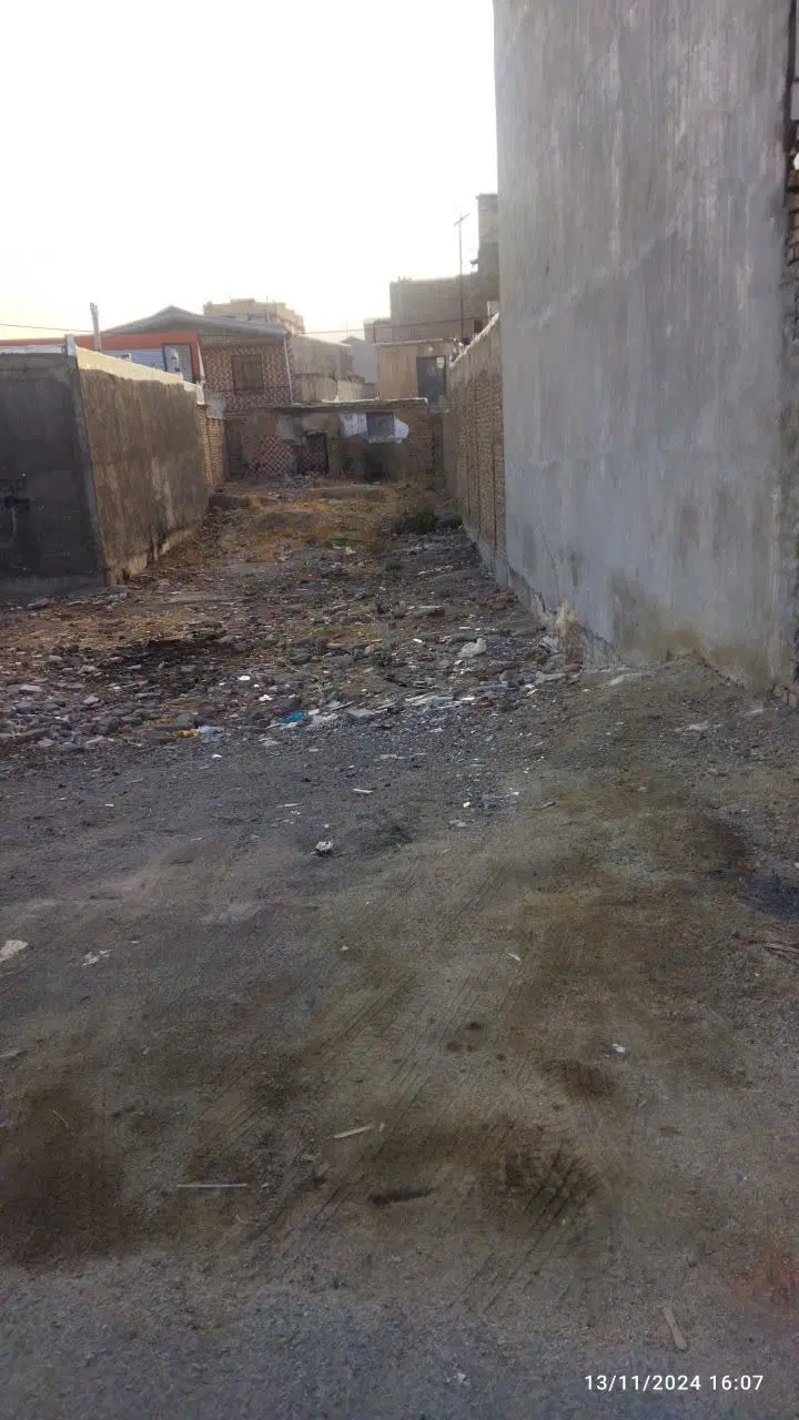 زمین دارای سند