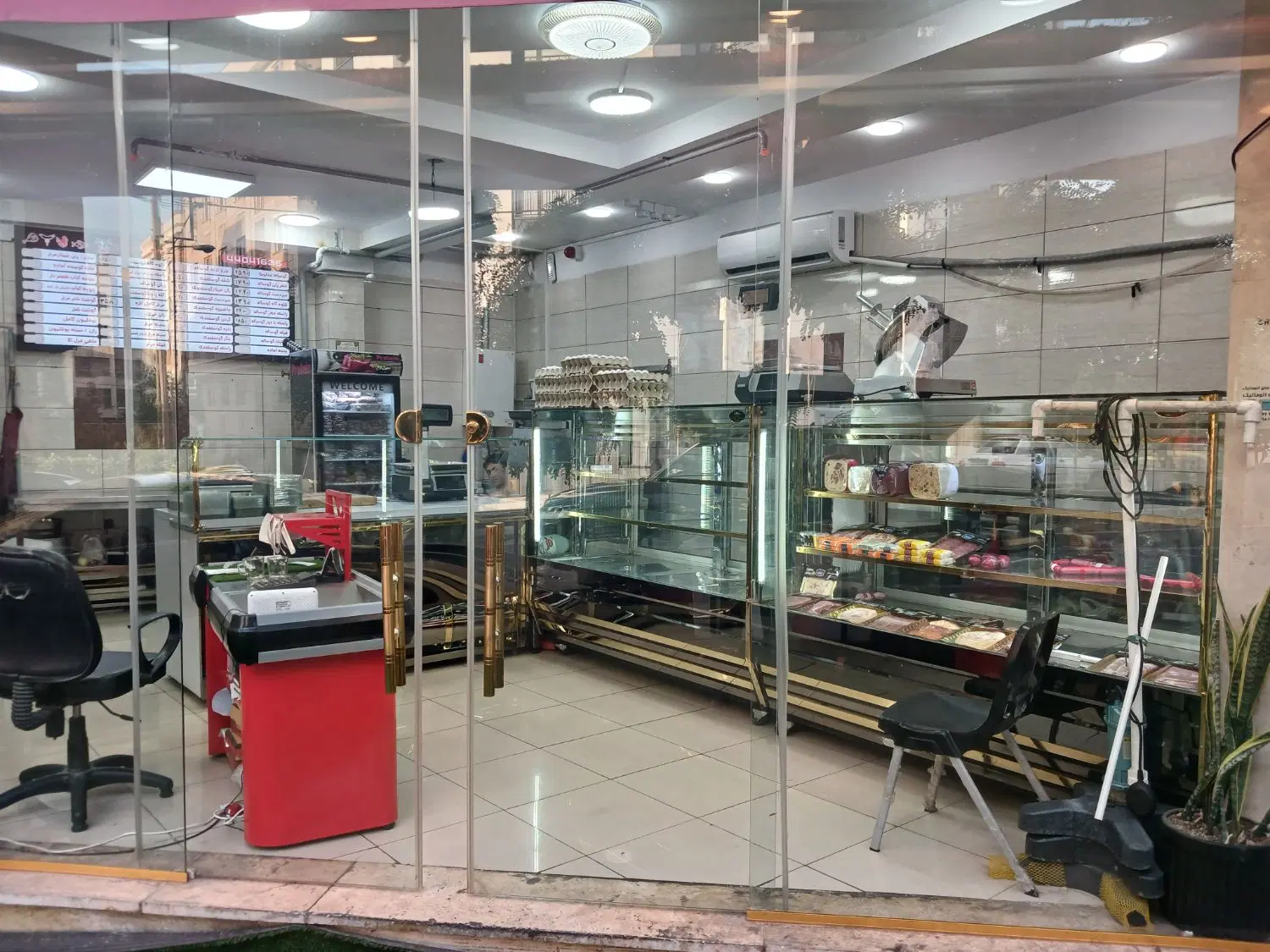 ۴۰متر مغازه جهت اجاره اماده تحویل مالک هستم