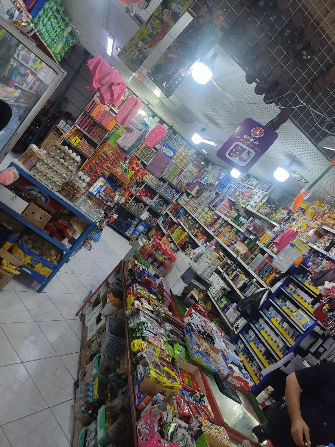 سوپر مارکت درحال کار