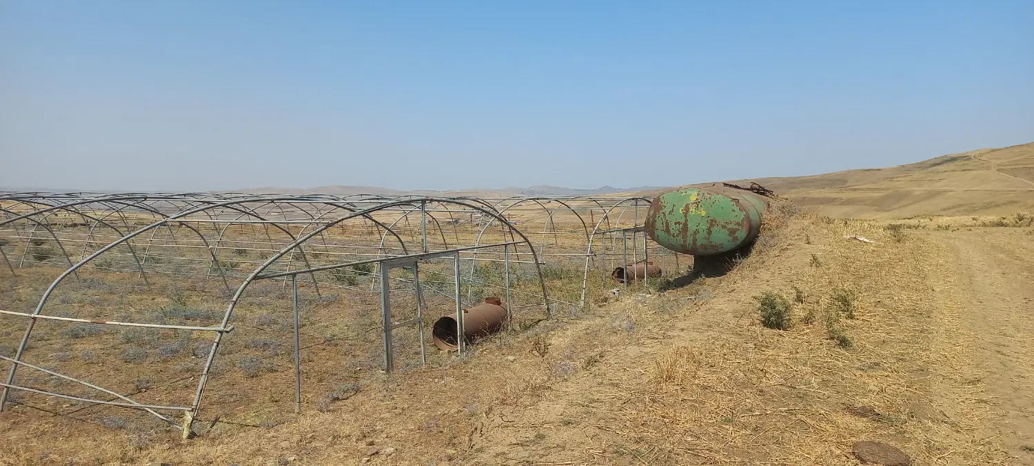 ملک مسکونی با مجوزات گلخانه و چاه نیمه عمیق