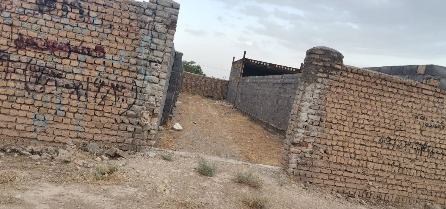 زمین دور دیوار