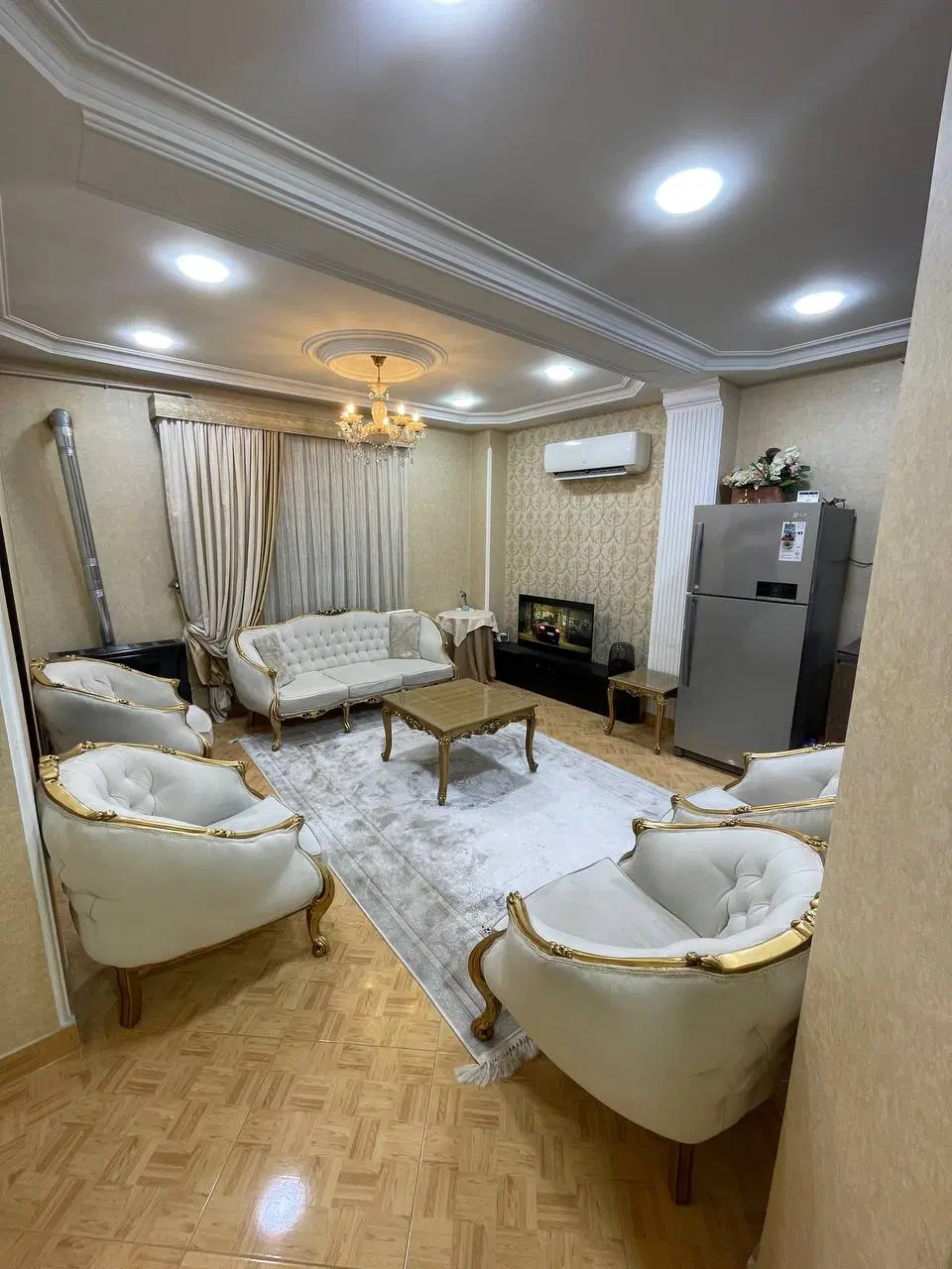 خانه بر خیابان اصلی