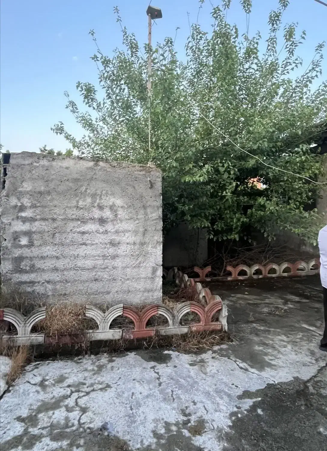 زمین ۲۱۵ متری همراه با خانه